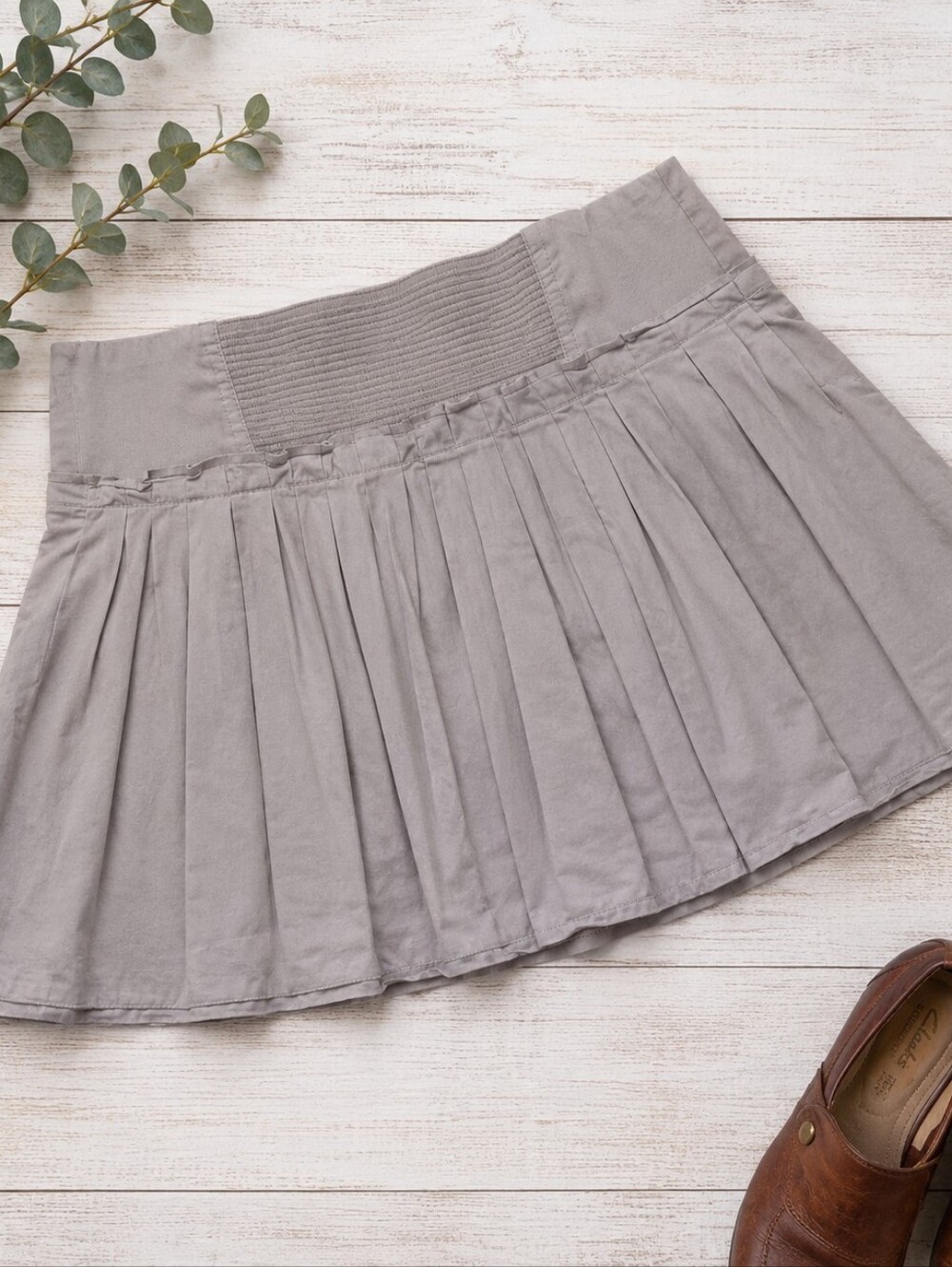 25. BANANA REPUBLIC PLEATED SKIRT LIGHT ACADEMIA